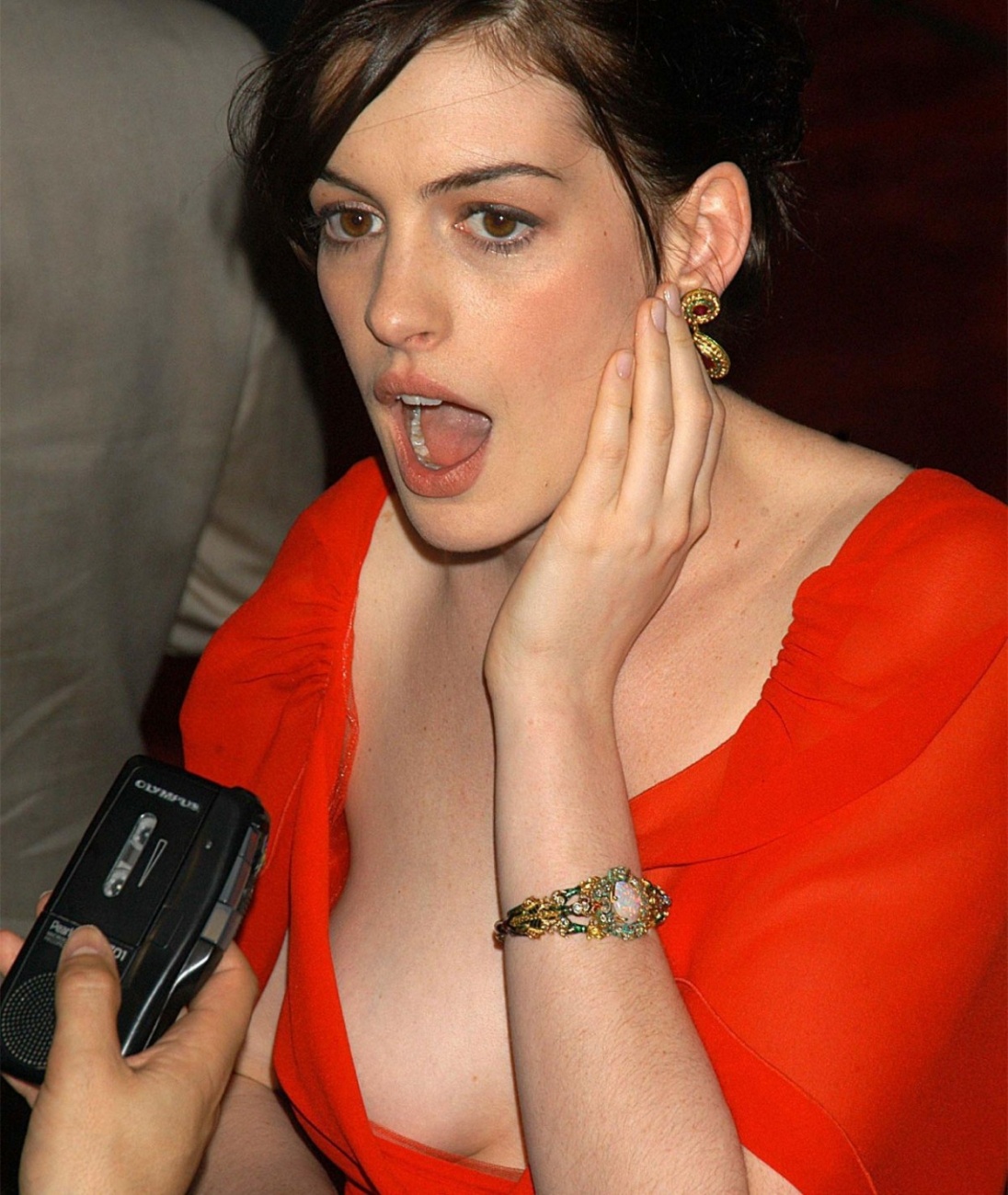 Anne Hathaway :: Wpadka, nip slip, see-thru, downblouse.