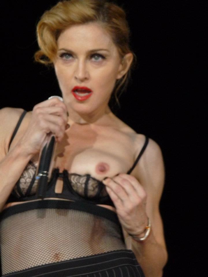 Madonna :: Wpadka, nip slip, see-thru, downblouse.
